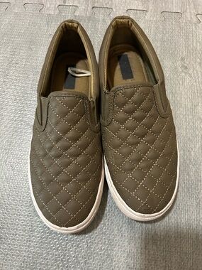 Daily shoes Quilted Slip-On women’s  Sneakers in Olive Size 7